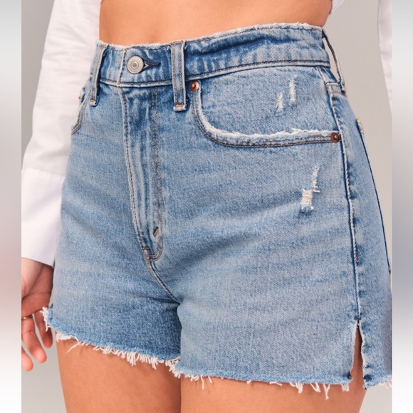 ✨ABERCROMBIE NWT - ‘The Mom Short’ High Rise Curve Love 24 / 00 - Picture 1 of 12